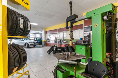 Desmuntadora de pneumàtics a un taller mècanic.