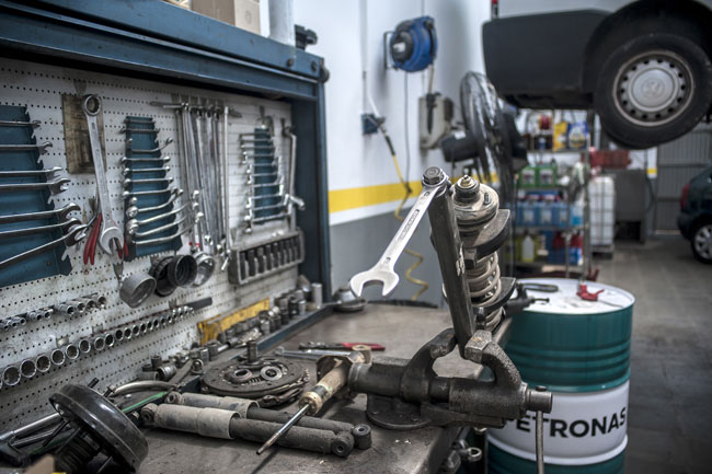 Taula i eines a un taller de reparació d'automòbils